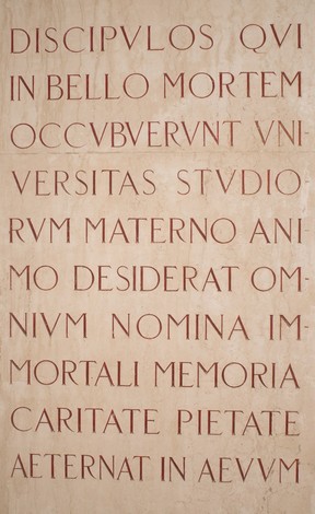 Sacrario dedicato agli studenti universitari caduti, con iscrizioni in memoria e omaggio.