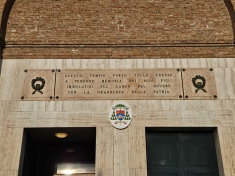 Lapidi commemorative ai caduti, edificio dedicato alla memoria dei soldati di Porto Tolle.
