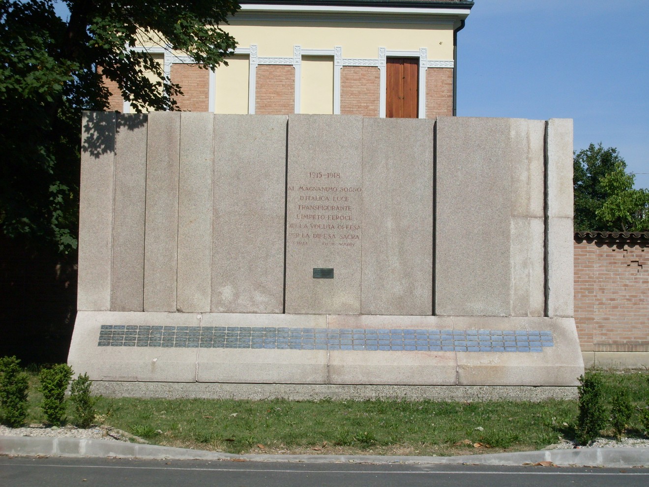 Monumento commemorativo ai caduti di Gualtieri, in memoria degli eroi locali.