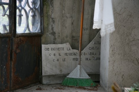 Interno della Cappella di Partina, con elementi di arredo e decorazioni. Atmosfera di quiete e riflessione.