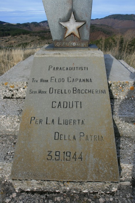 Monumento dedicato ai paracadutisti caduti per la libertà della patria, situato a Monte Pomponi.