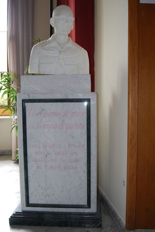 Busto di Del Giudice, in marmo, con base decorativa e iscrizioni, simbolo di memoria storica.