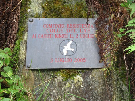Targa commemorativa per i caduti ignoti, situata al Colle del Lys, con data e simbolo di resistenza.