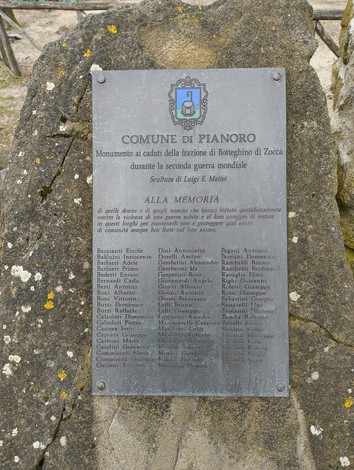 Monumento ai caduti di Botteghino di Zocca, con una dedica commemorativa e i nomi dei caduti della seconda guerra mondiale.