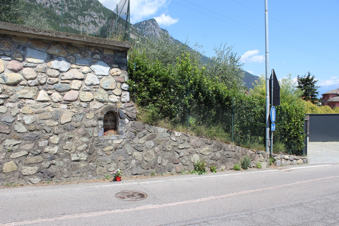 Lapide a Baiguini, Comune di Costa Volpino (BG), foto 1