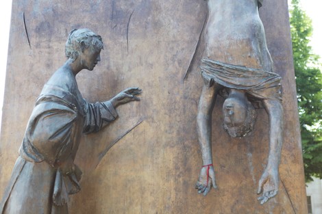 Monumento al partigiano con statue di figure umane, simbolo di resistenza e libertà. Dettagli scolpiti in bronzo.