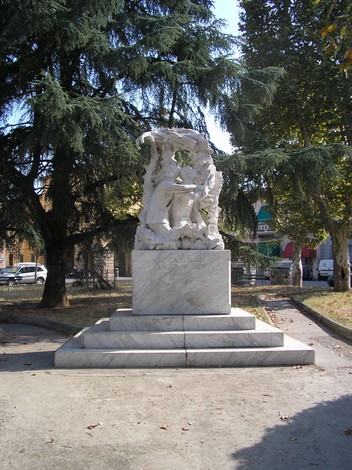 Monumento in marmo dedicato ai caduti nei lager, simbolo di memoria e rispetto per le vittime.