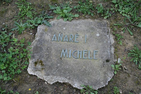 Monumento commemorativo nel cimitero di Stia, con incisi i nomi "Anare" e "Michele".