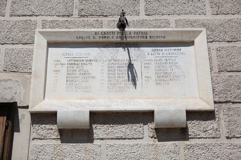 Lapide commemorativa dedicata ai caduti di Trequanda, con nomi di soldati e date significative di guerra.