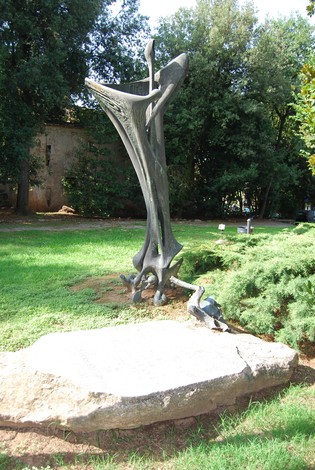 Monumento a Iozzelli, scultura moderna immersa nel verde, rappresenta un omaggio artistico e culturale.