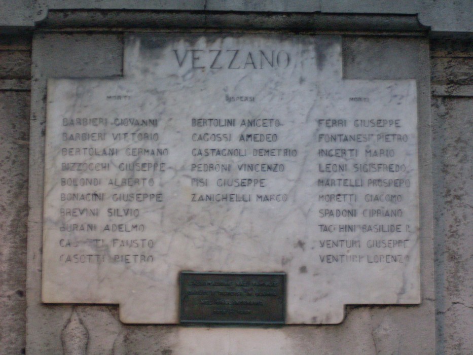 Monumento commemorativo ai caduti di Vezzano, onore e memoria per i giovani sacrificati.