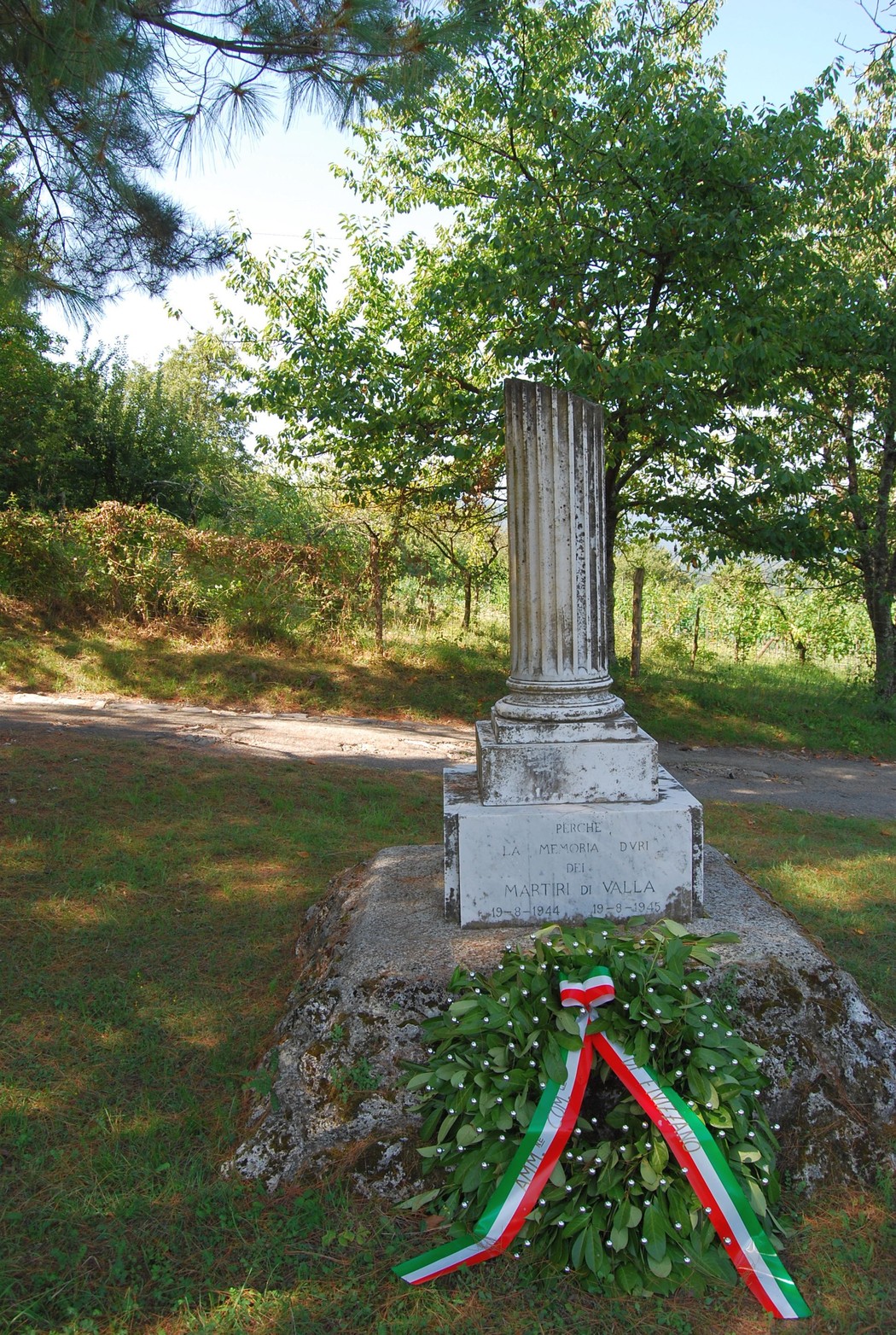 Colonna dei martiri di Valla, monumento commemorativo immerso nella natura. Rappresenta il ricordo e la memoria storica.