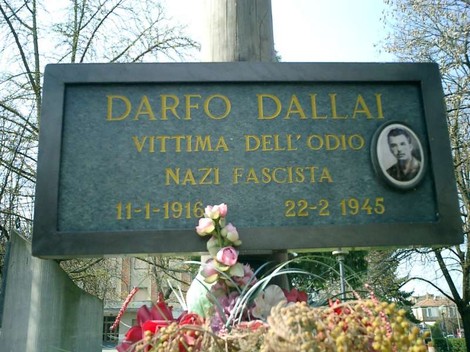 Targa commemorativa di Darfo Dallai, vittima dell'odio nazifascista, con foto e fiori di omaggio.