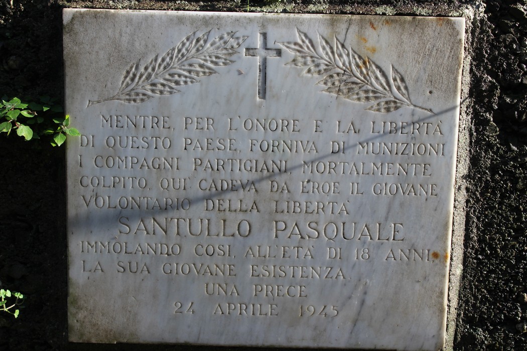 Lapide commemorativa a Santullo Pasquale, in onore dei partigiani e della libertà, datata 24 aprile 1945.
