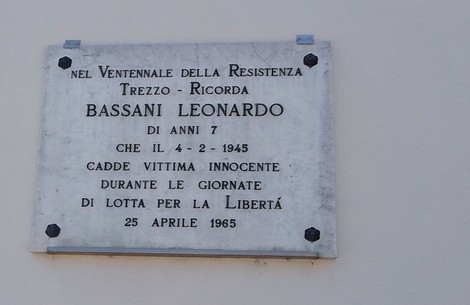 Lapide commemorativa in memoria di Bassani Leonardo, vittima della Resistenza, risalente al 25 aprile 1965.