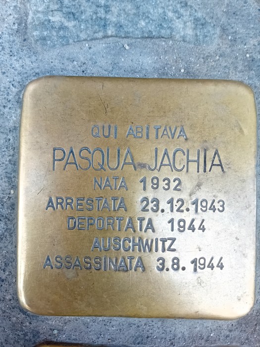 Pietra d'inciampo in ottone incastonata nel selciato, con iscrizione dedicata a Pasqua Jachia.