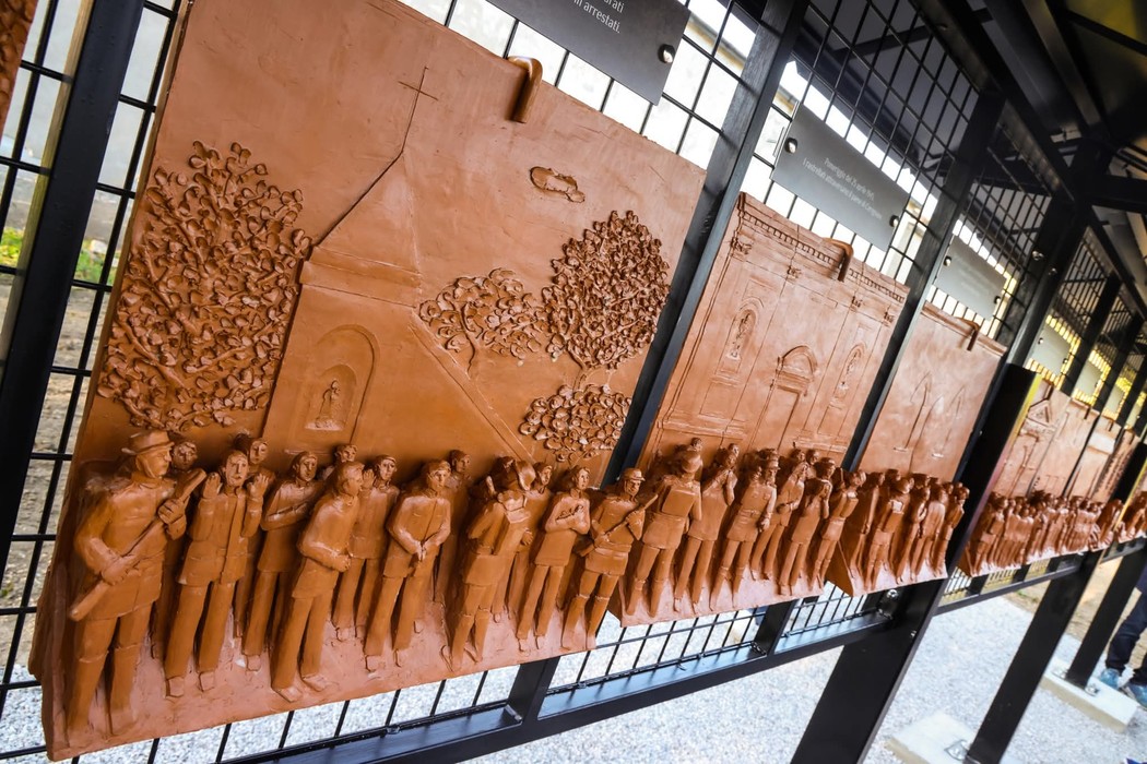 Il Giardino della Memoria con placche in terracotta che commemorano eventi e figure storiche.