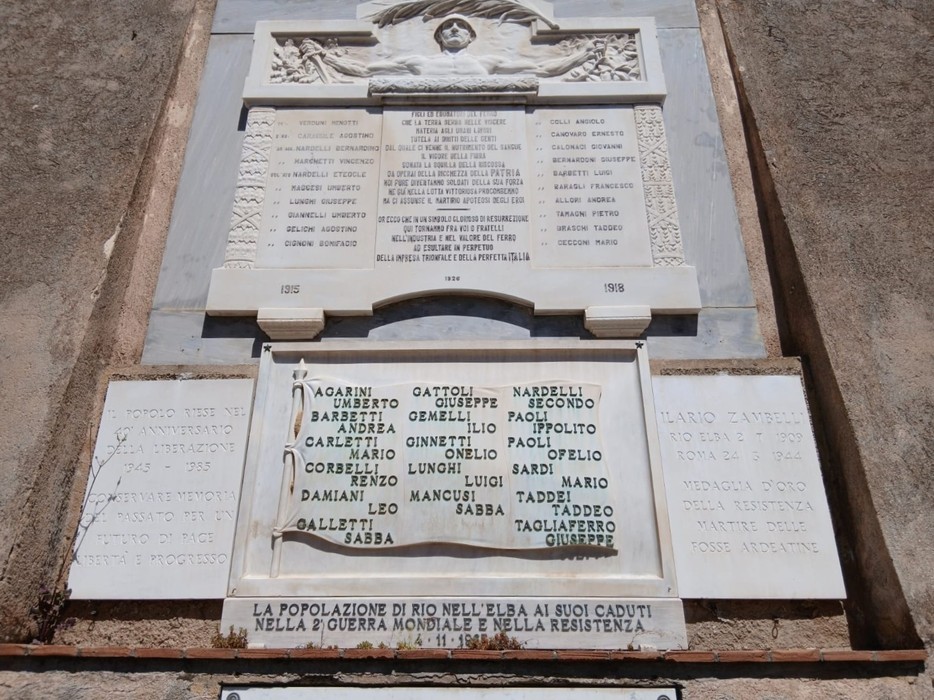 Lapidi commemorative in memoria dei caduti di Rio nell'Elba, con iscrizioni e simboli patriottici.