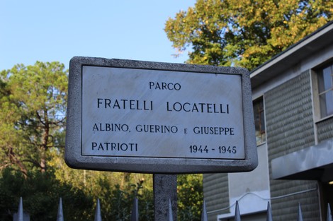 Targa commemorativa dedicata ai fratelli Locatelli, patrioti, in un parco. Riferimenti storici e nobili.
