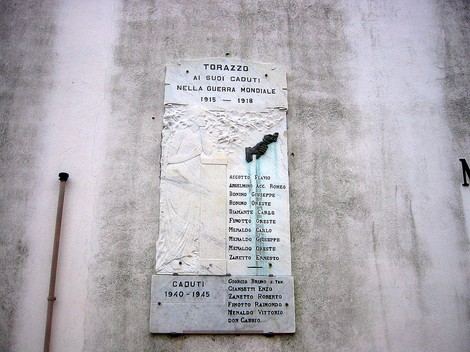 Lapide commemorativa dedicata ai caduti di Torrazzo nelle due guerre mondiali, con nomi e simboli memoriali.