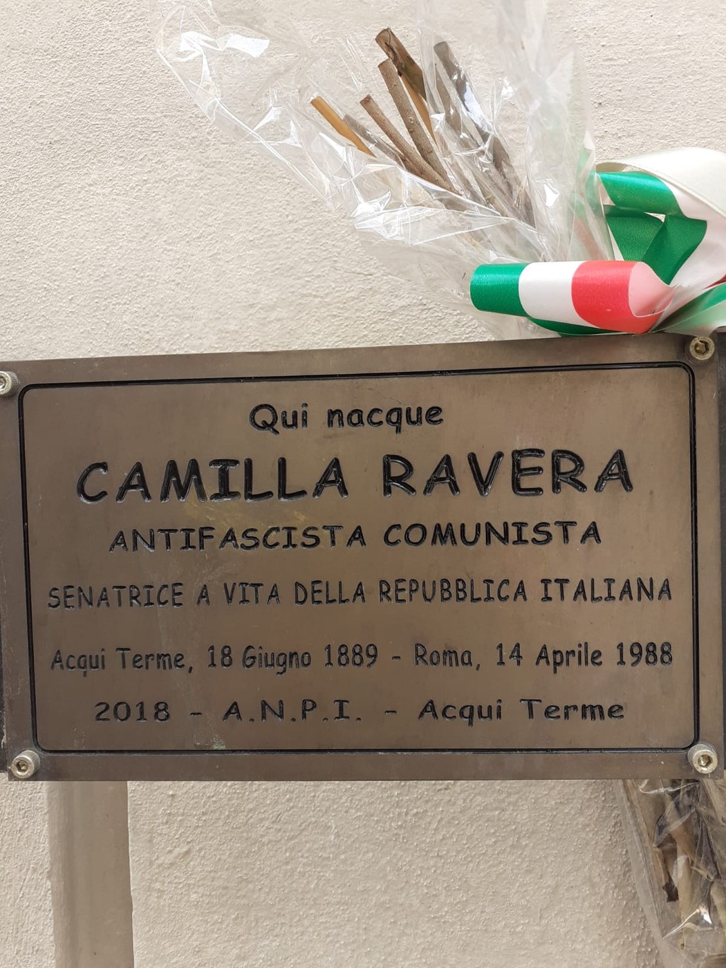 Targa commemorativa in bronzo dedicata a Camilla Ravera, figura importante dell'antifascismo italiano.