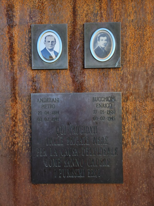 Targhe commemorative su una parete, dedicate a Pietro Andreani ed Enrico Bucchioni, con foto e iscrizioni in memoria.
