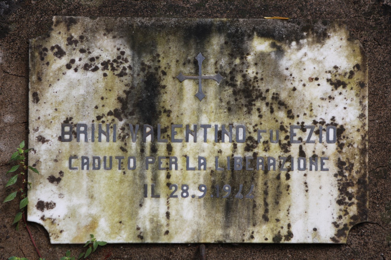 Lapide commemorativa di Valentino Brini, caduto durante la liberazione, con data risalente al 28 settembre 1944.