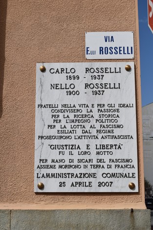 Lapide commemorativa in onore dei fratelli Rosselli, simbolo di resistenza antifascista e di libertà.