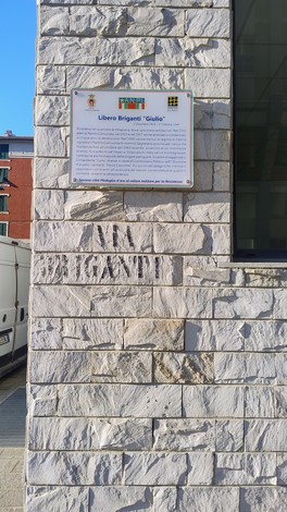Targa con iscrizione su parete in pietra, sotto la scritta incisa "Via Briganti".