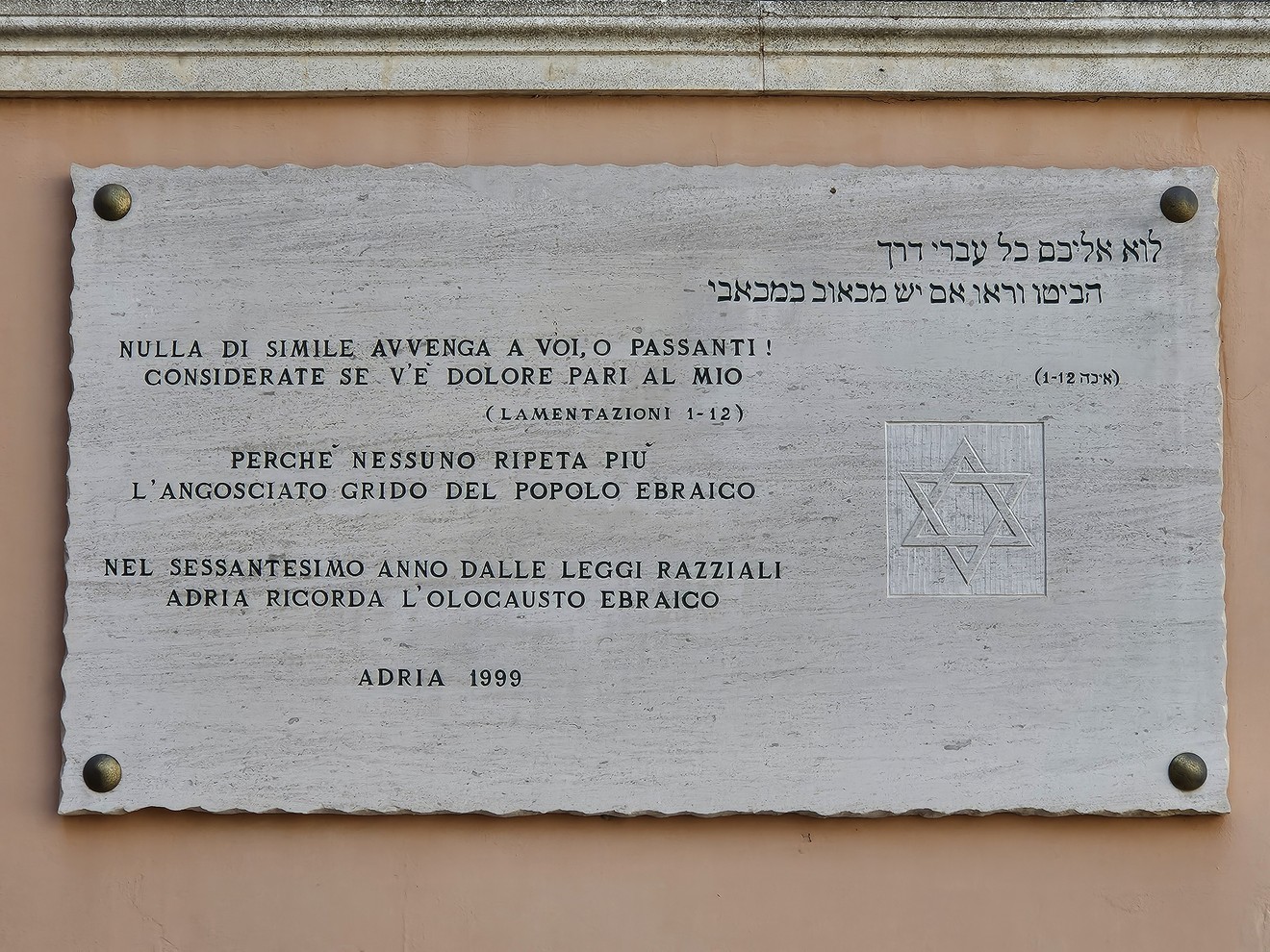 Lapide commemorativa dedicata alle vittime dell'Olocausto, con simbolo della Stella di David.