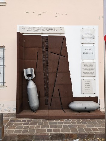 Monumento commemorativo alle vittime militari e civili, con elementi simbolici e targhe informative.