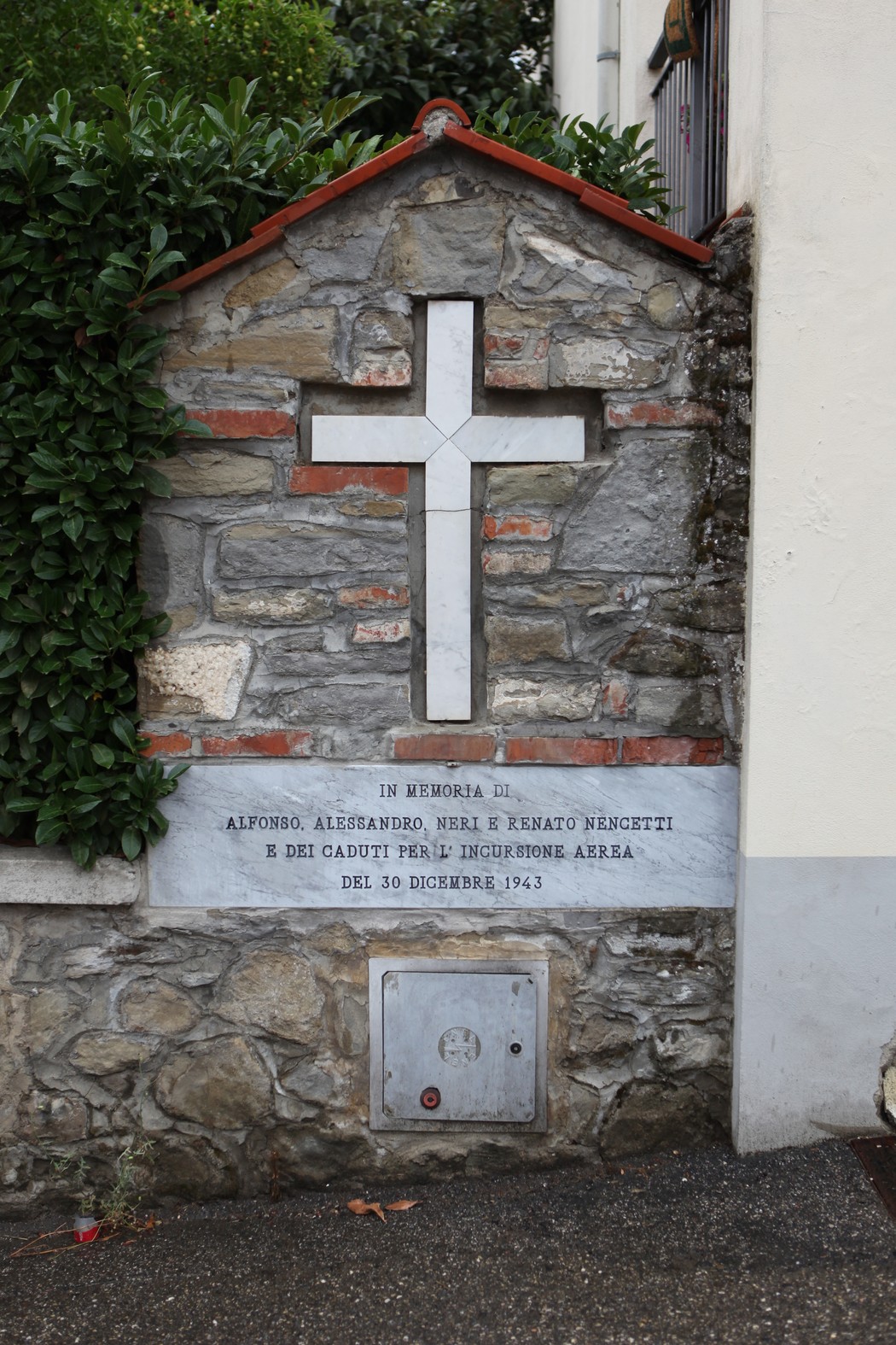 Tabernacolo commemorativo dedicato alle vittime dei bombardamenti del 30 dicembre 1943.