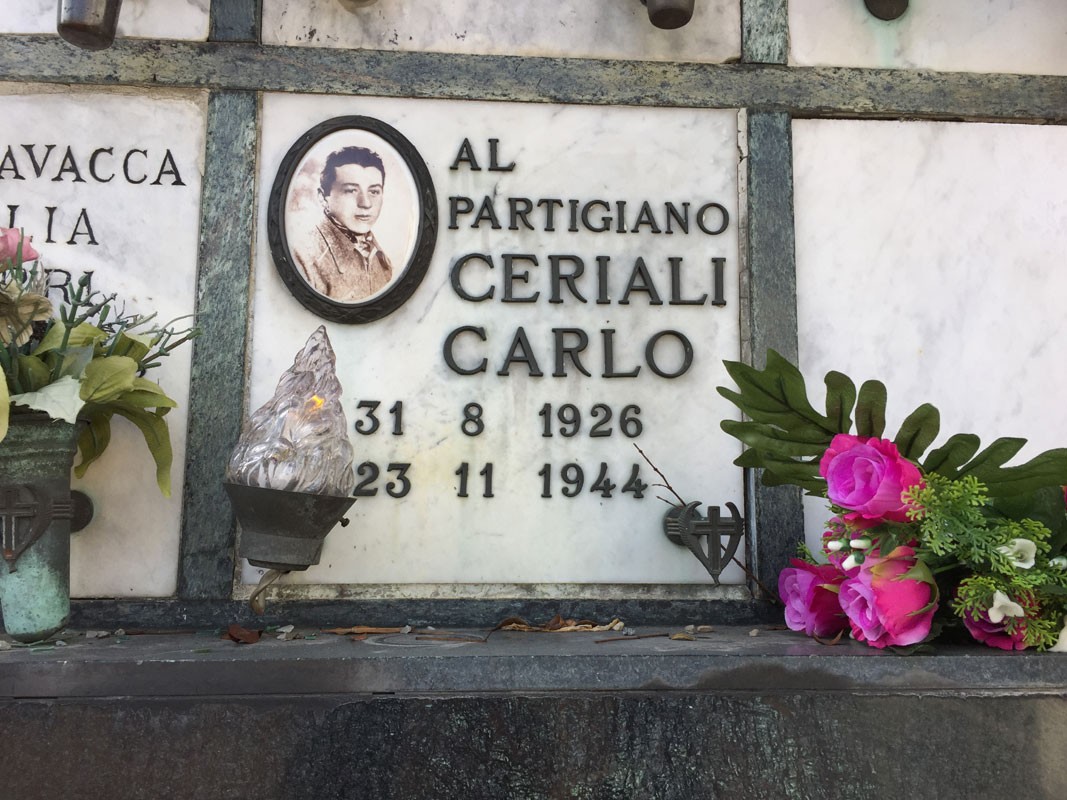 Sepolcro di Carlo Ceriali, partigiano, con fiori e commemorazioni in onore della sua memoria.