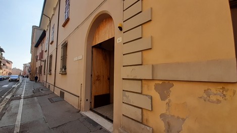 Lapide commemorativa dedicata a Ricchi e Contoli su un muro di un edificio storico.