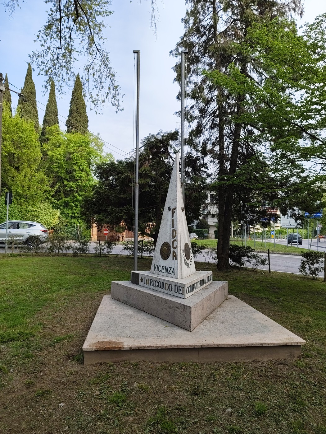 Monumento ai caduti alleati in Europa, situato in un verdeggiante parco di Vicenza, circondato da alberi.