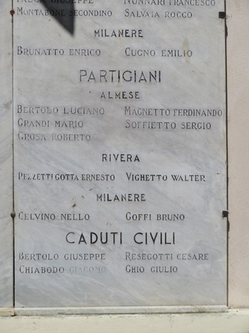 Lapide commemorativa ai caduti di Almese, con nomi di partigiani e civili onorati.