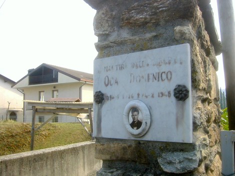 Lapide commemorativa dedicata a Oca Domenico, in memoria di un evento significativo.