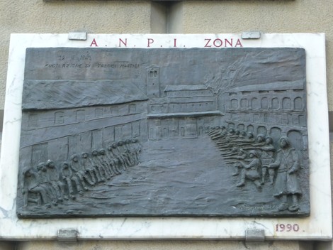 Targa commemorativa che onora i Tredici Martiri con rilievi che rappresentano momenti storici significativi.