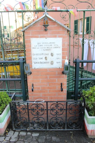 Tabernacolo commemorativo dedicato a Pezzali, Siri e Baldasso, simbolo di libertà e patriottismo.