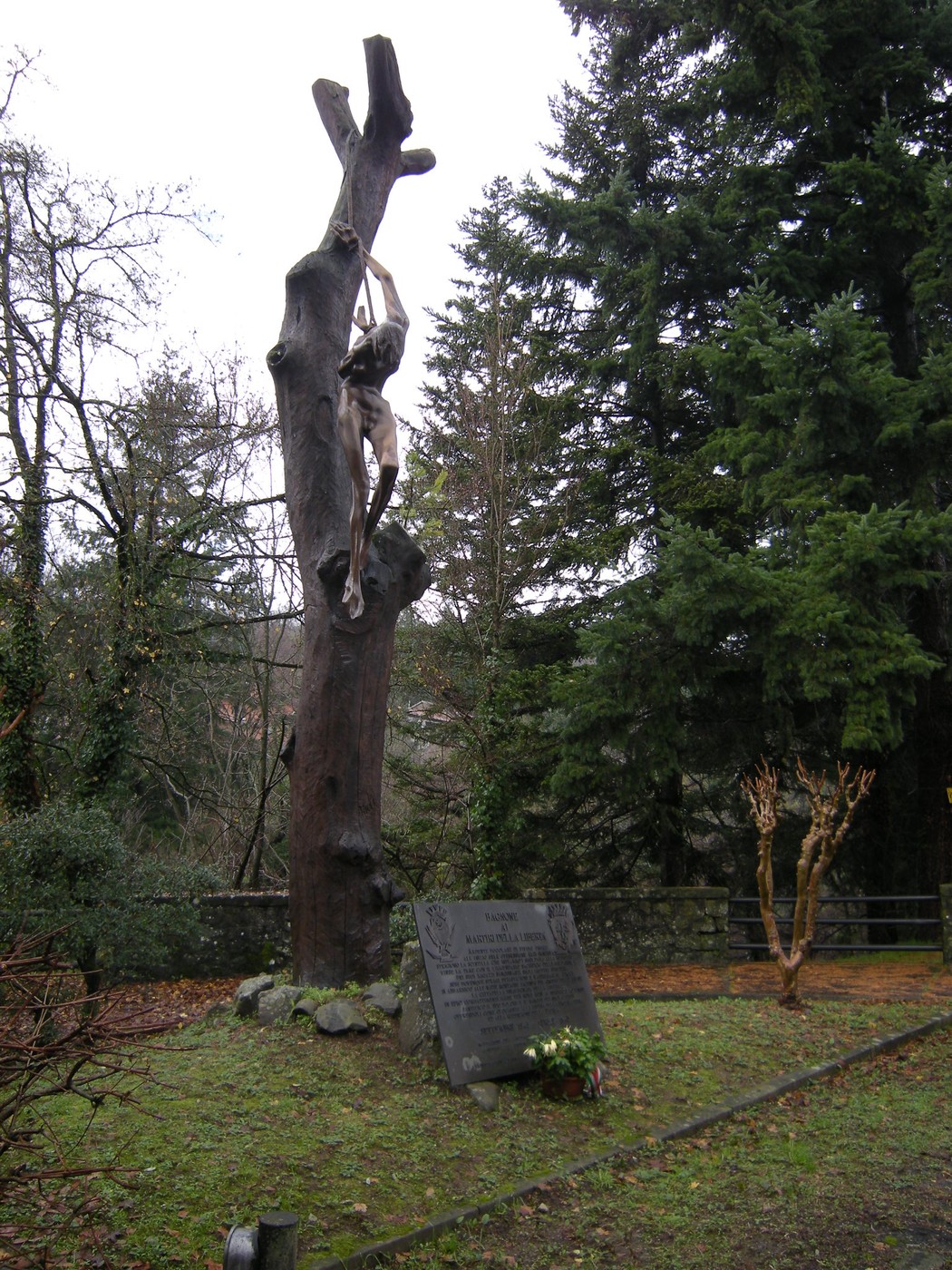 Monumento ai martiri della libertà, un memoriale evocativo immerso nella natura.