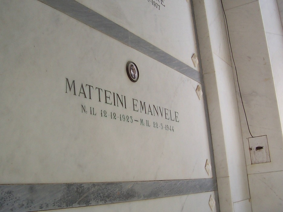 Cappella dei Caduti di Istia d'Ombrone, memoriale dedicato ai caduti della guerra. Atmosfera di rispetto e memoria.