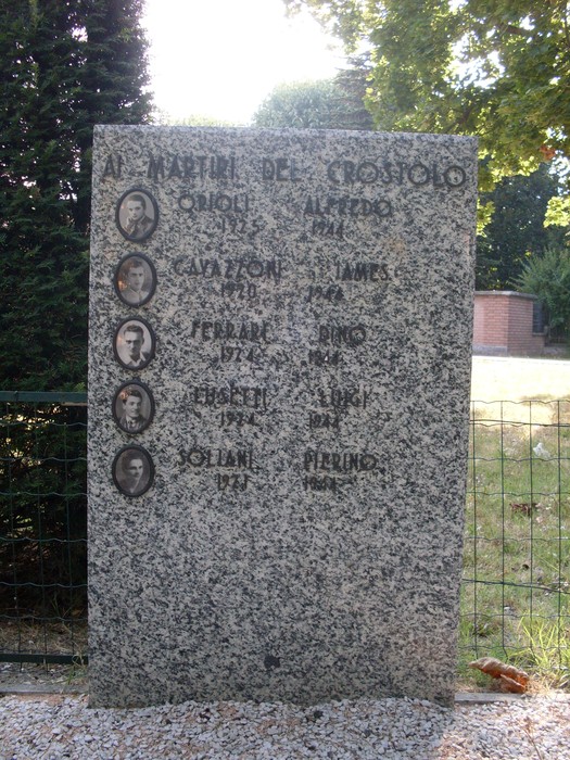 Monumento ai martiri di Sesso, commemorazione dei caduti con nomi incisi su granito, simbolo di memoria storica.