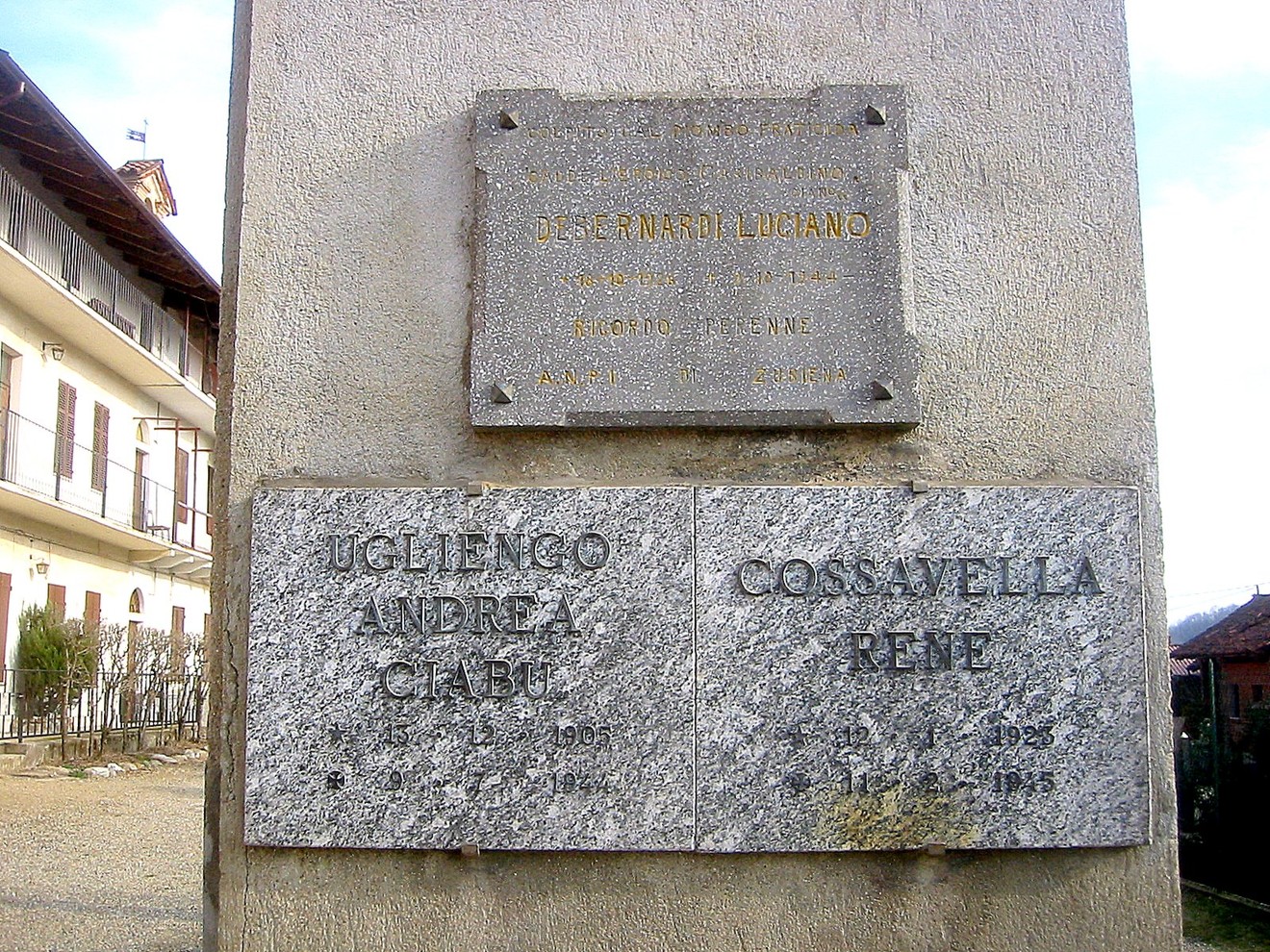 Lapidi commemorative di Debernardi, Ugliengo e Cossavella su un muro, in un contesto di memoria storica.