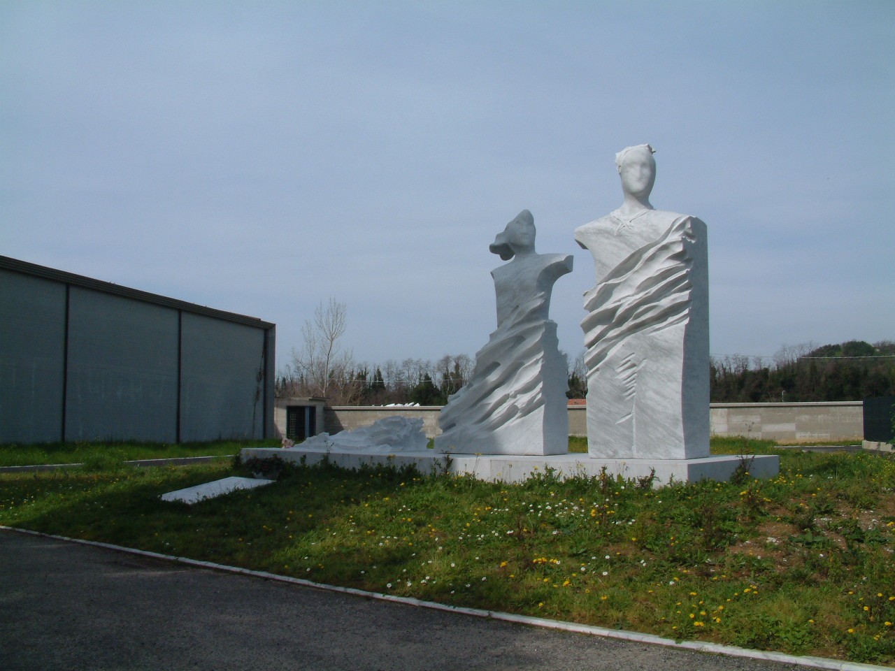 Scultura del "Sepolcro del Comandante Memo", un'opera ricca di significato e design contemporaneo.
