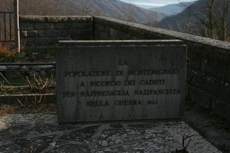 Monumento dedicato ai caduti della popolazione di Montemignano, commemorando la resistenza nazifascista del 1944.