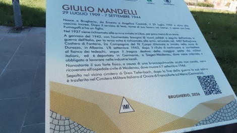 Pietre d'inciampo commemorative nel Giardino della Memoria, simbolo di ricordo e resistenza storica.