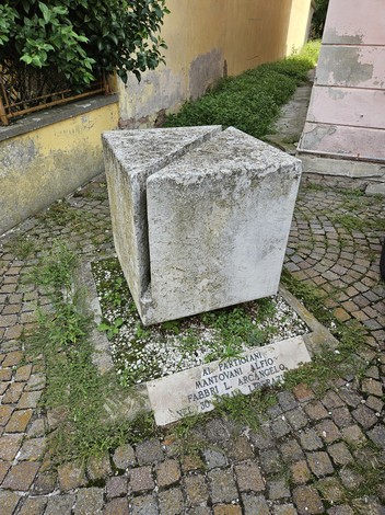 Monumento commemorativo in pietra dedicato a Mantovani e Fabbri, situato in un'area verde.