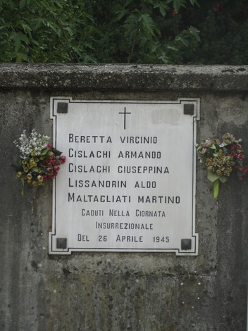 Lapide commemorativa dei partigiani caduti durante l'insurrezione del 26 aprile 1945.