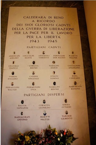 Lapide commemorativa ai caduti della Seconda Guerra Mondiale a Calderara di Reno, con nomi e omaggi floreali.