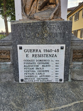 Monumento commemorativo ai Caduti di Pieve Fissiraga, dedicato alla memoria dei soldati della Seconda Guerra Mondiale.